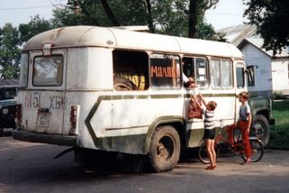 Rozvoz nákupu není žádná novinka. Za socialismu i na vesnici zajížděly tyto retro pojízdné prodejny - Médium.cz